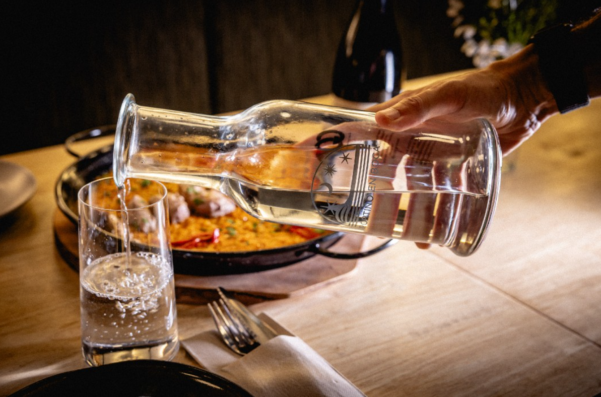 Agua purificada servida en restaurante